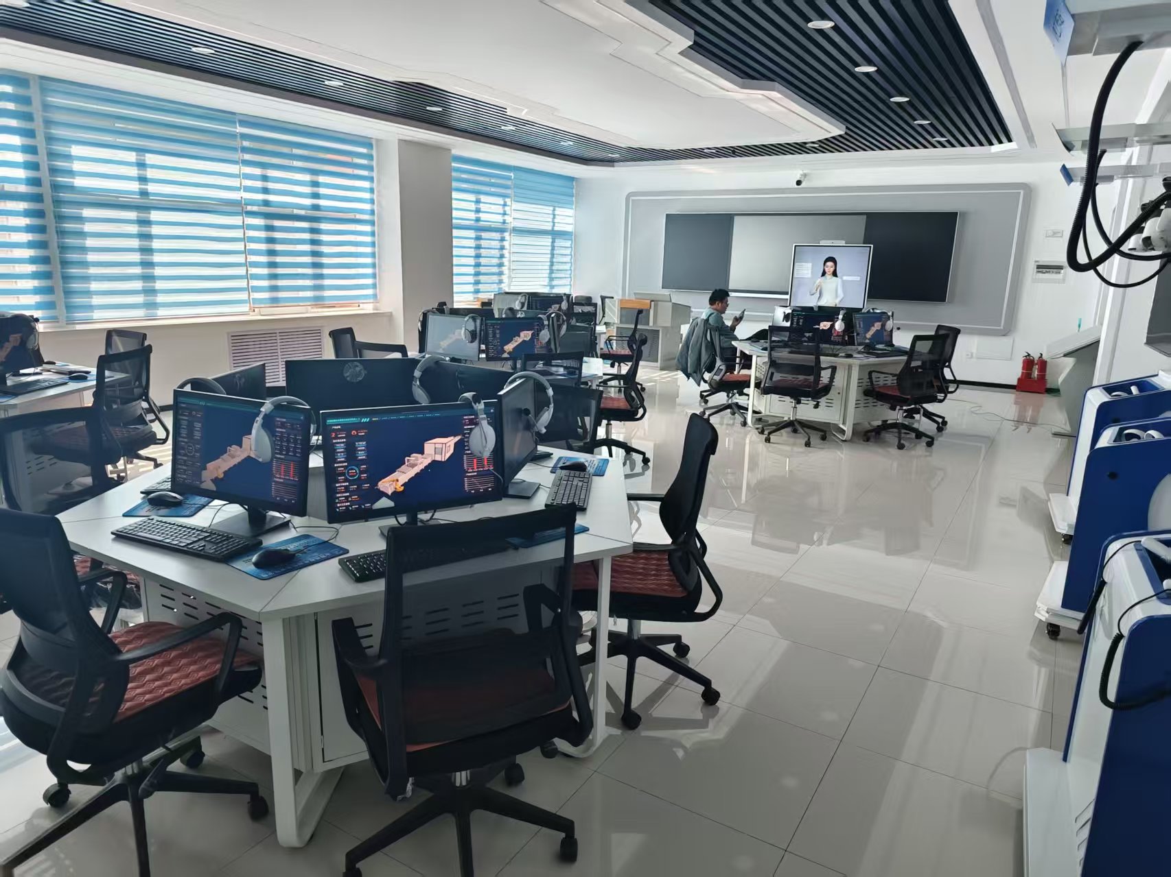 數(shù)字人賦能玻璃鍍膜實(shí)訓(xùn)革新！